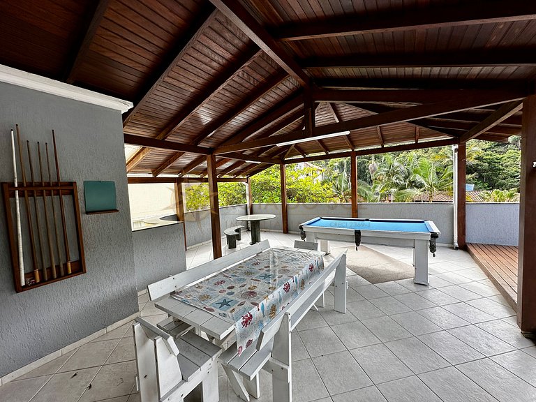 Piscina, sol e mar — tudo isso pertinho de você!