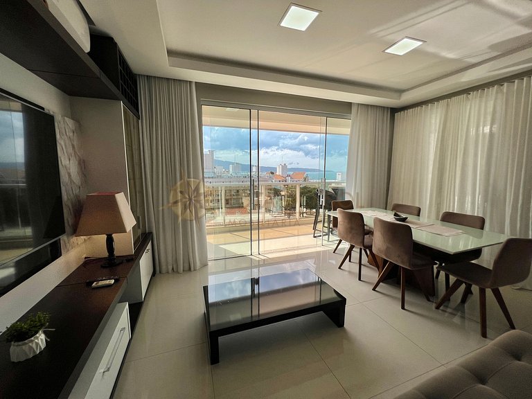 Cobertura com jacuzzi e churrasqueira a poucos passos do mar