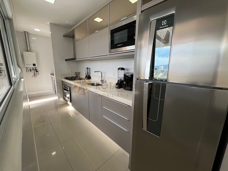 Cobertura com jacuzzi e churrasqueira a poucos passos do mar