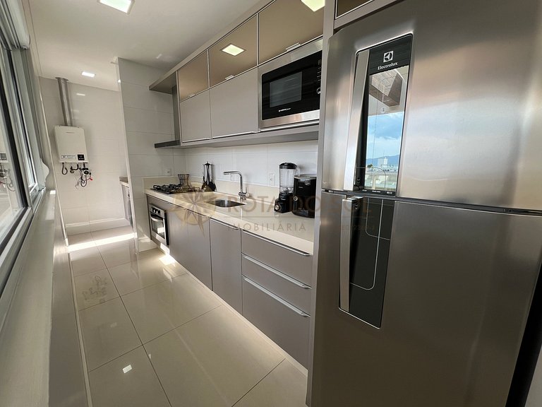 Cobertura com jacuzzi e churrasqueira a poucos passos do mar