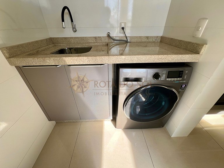 Cobertura com jacuzzi e churrasqueira a poucos passos do mar