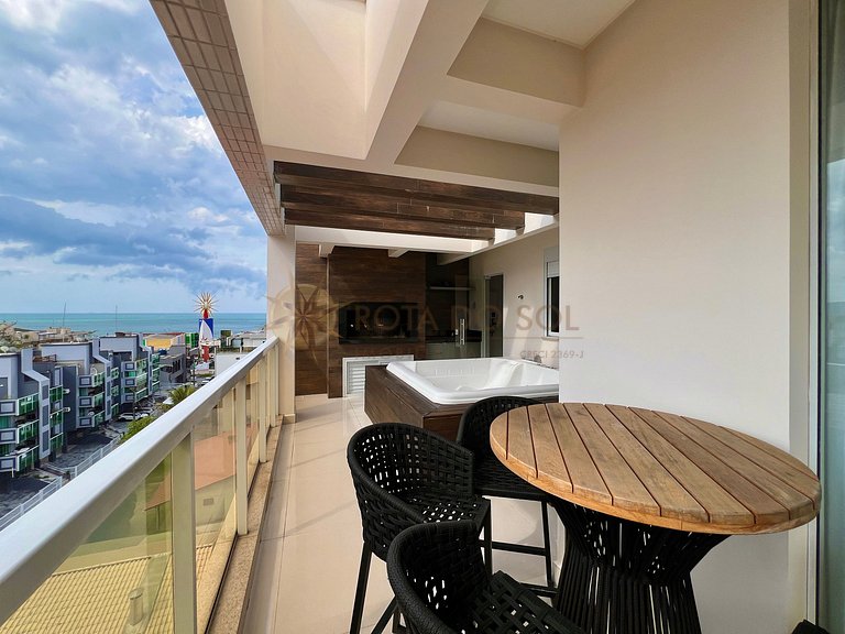 Cobertura com jacuzzi e churrasqueira a poucos passos do mar