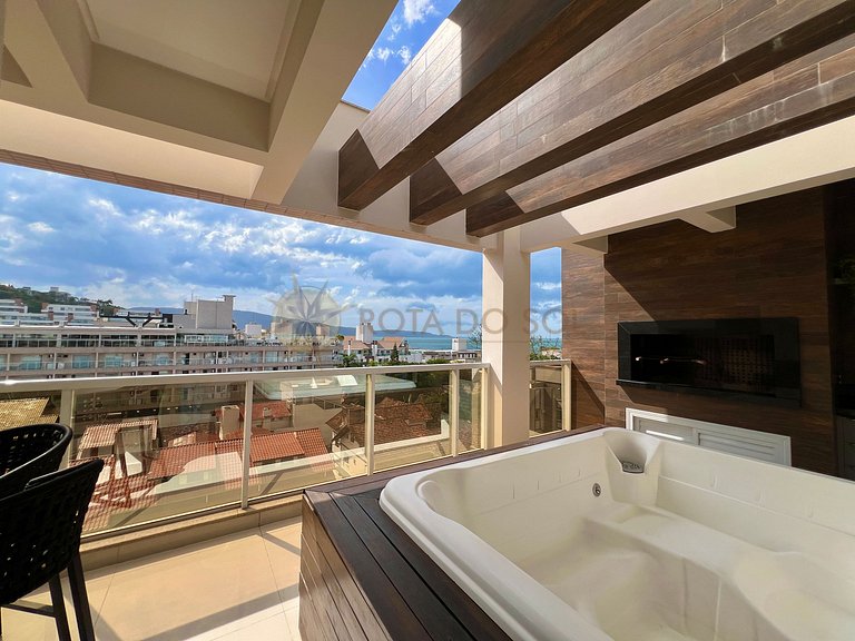 Cobertura com jacuzzi e churrasqueira a poucos passos do mar