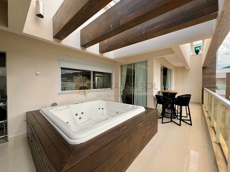 Cobertura com jacuzzi e churrasqueira a poucos passos do mar