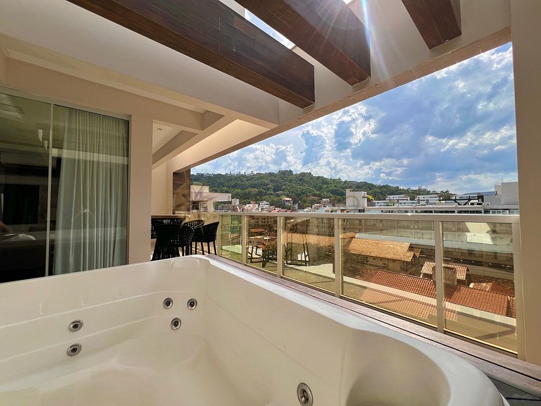 Cobertura com jacuzzi e churrasqueira a poucos passos do mar