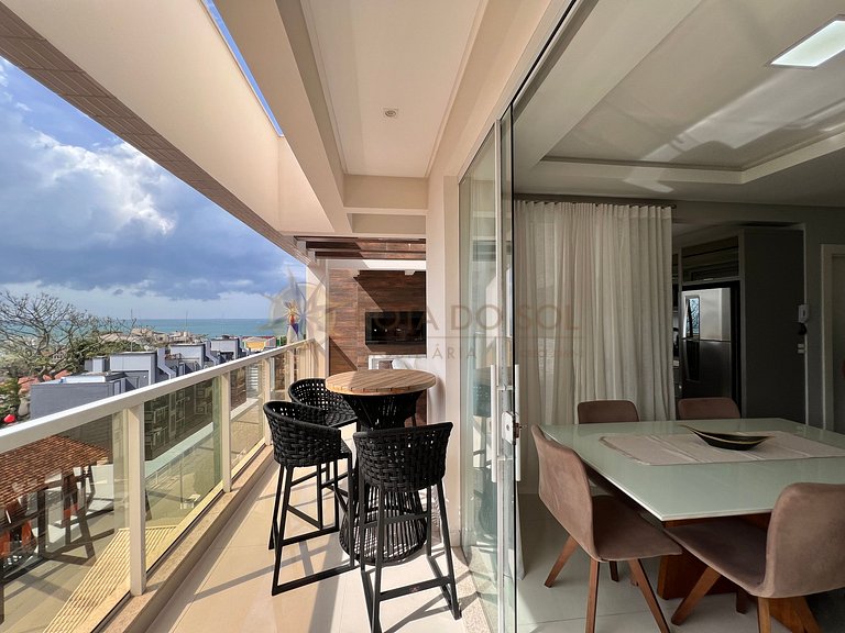 Cobertura com jacuzzi e churrasqueira a poucos passos do mar