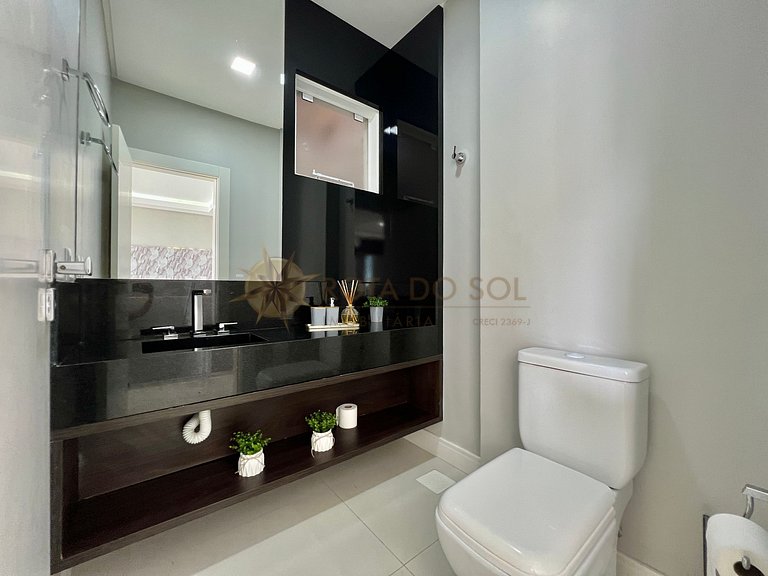 Cobertura com jacuzzi e churrasqueira a poucos passos do mar