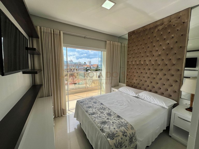 Cobertura com jacuzzi e churrasqueira a poucos passos do mar