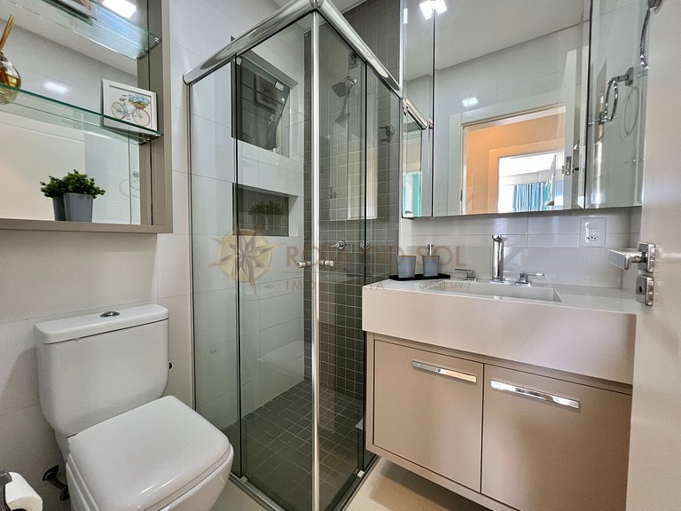 Cobertura com jacuzzi e churrasqueira a poucos passos do mar