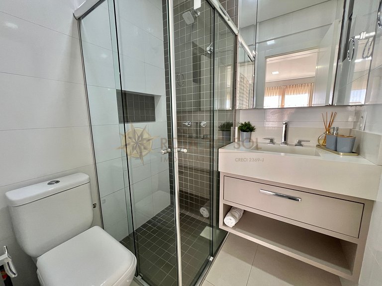 Cobertura com jacuzzi e churrasqueira a poucos passos do mar