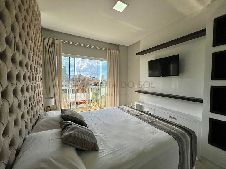 Cobertura com jacuzzi e churrasqueira a poucos passos do mar