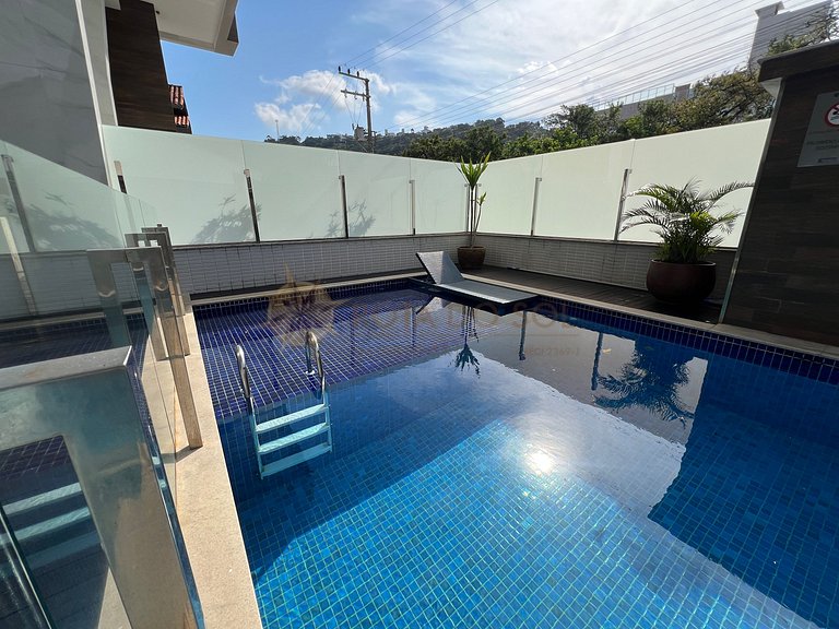 Cobertura com jacuzzi e churrasqueira a poucos passos do mar