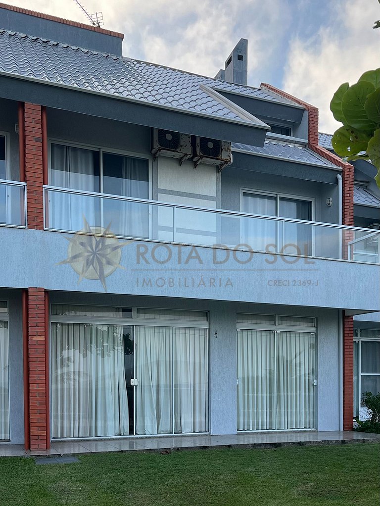 Casa em condomínio de frente para a praia de Quatro Ilhas, e