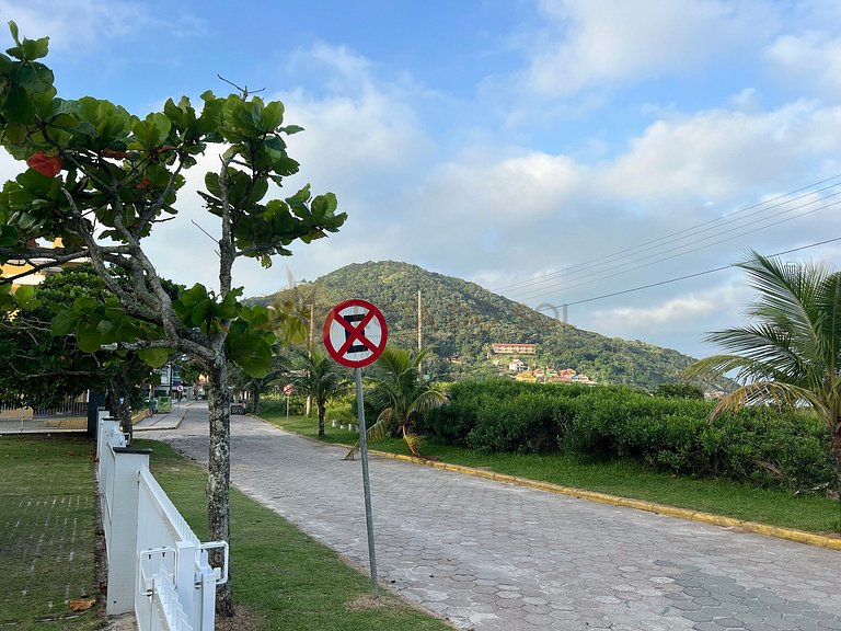 Casa em condomínio de frente para a praia de Quatro Ilhas, e