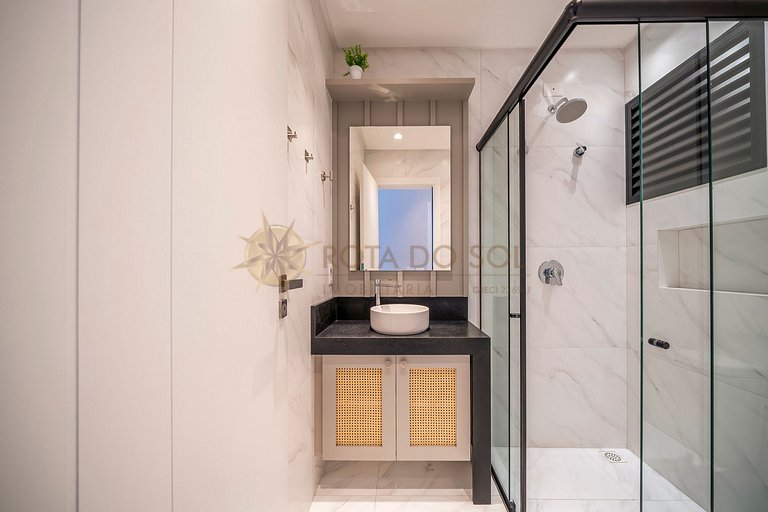 Leme 107 – Apartamento novíssimo a poucos metros do mar em B