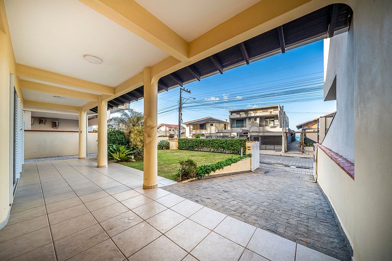 Casa para Temporada na Praia de Mariscal | 4 Quartos, Jardim