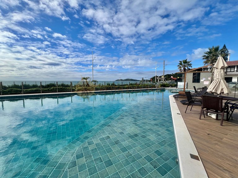 022 - Apartamento com Piscina Frente Mar