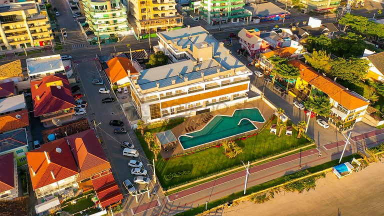 022 - Apartamento com Piscina Frente Mar