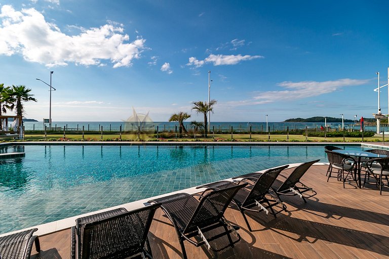 022 - Apartamento com Piscina Frente Mar