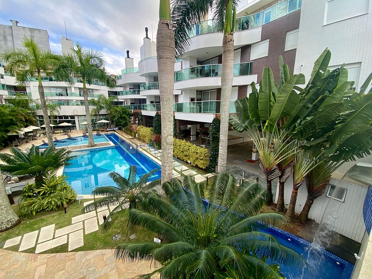 Apartamento com piscina e jacuzzis no Centro de Bombinhas.