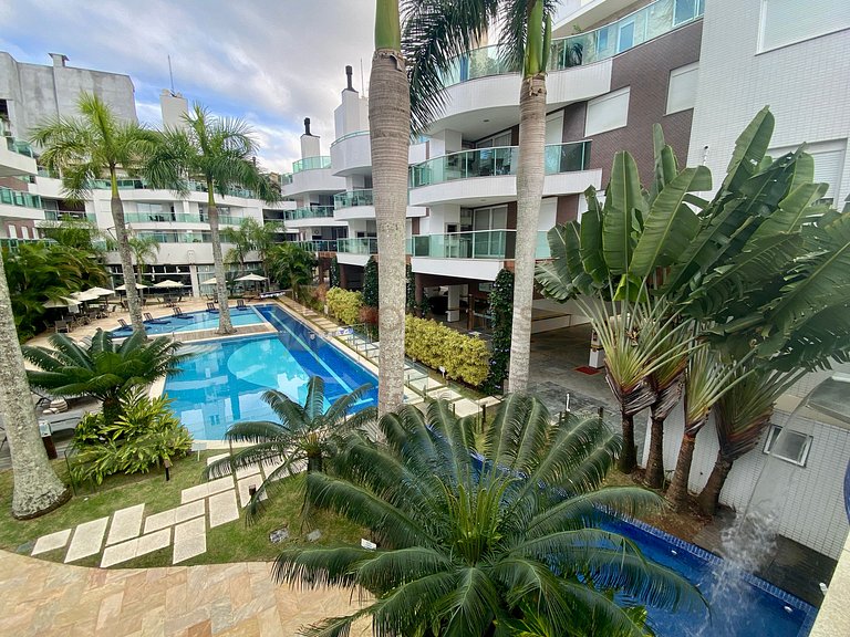 Apartamento com piscina e jacuzzis no Centro de Bombinhas.