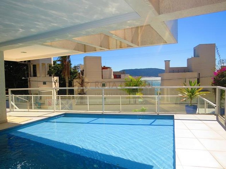 Apartamento com piscina e vista mar para alugar em Bombinhas
