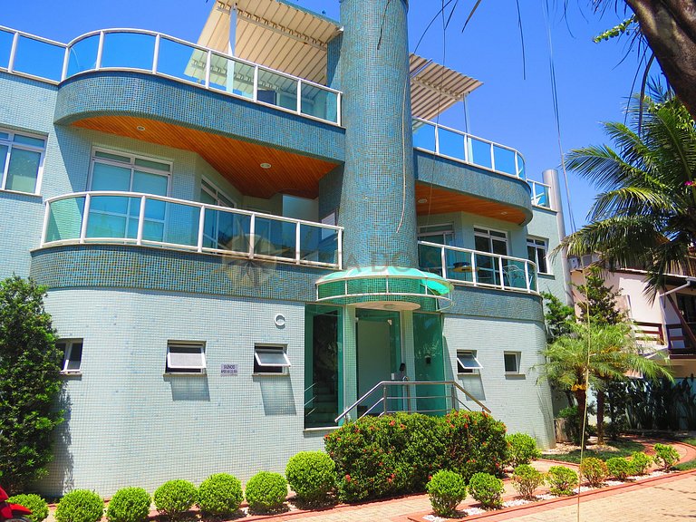 Apartamento com piscina para aluguel em Bombinhas frente mar