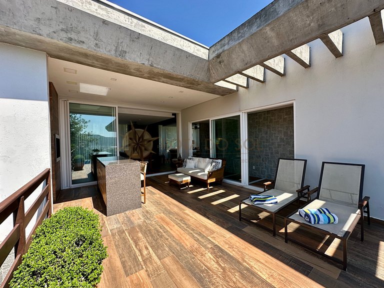 Casa com piscina e vista mar para alugar em Bombinhas.