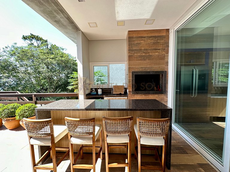 Casa com piscina e vista mar para alugar em Bombinhas.