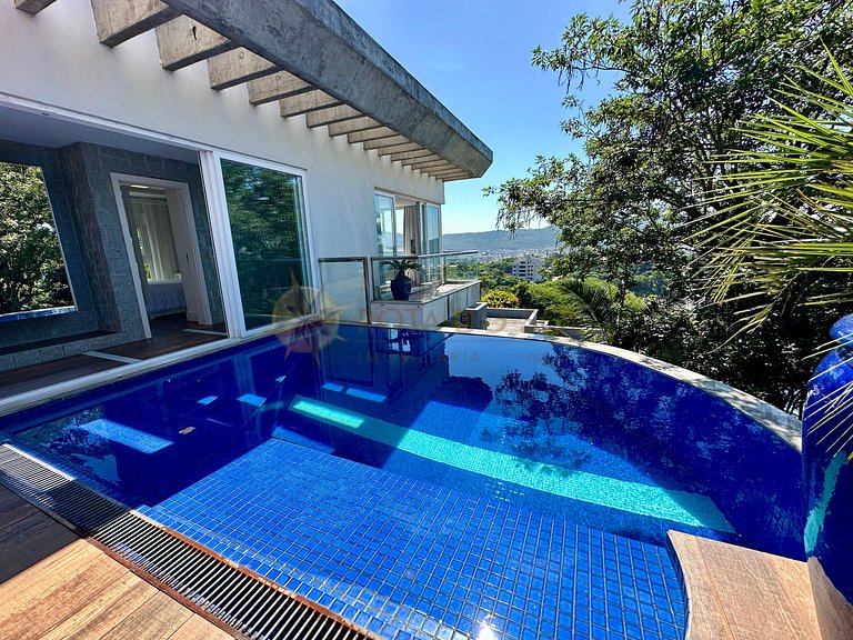 Casa com piscina e vista mar para alugar em Bombinhas.