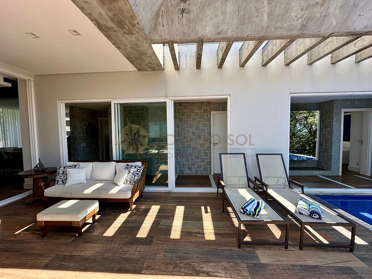 Casa com piscina e vista mar para alugar em Bombinhas.