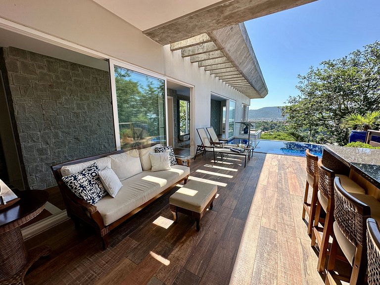 Casa com piscina e vista mar para alugar em Bombinhas.