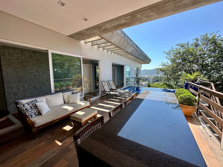 Casa com piscina e vista mar para alugar em Bombinhas.