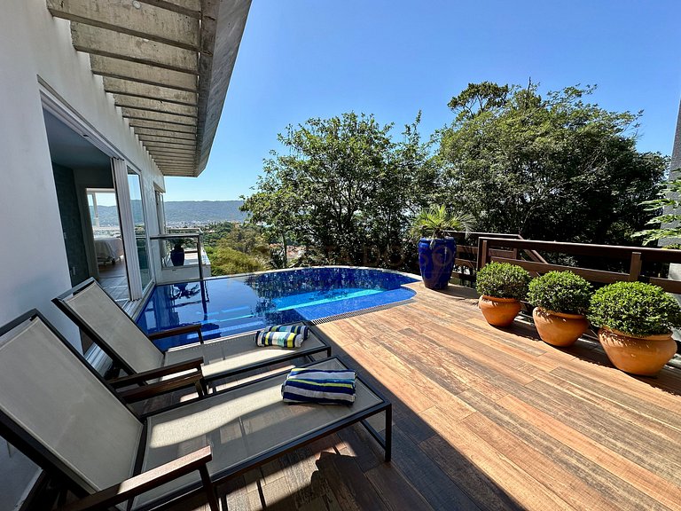 Casa com piscina e vista mar para alugar em Bombinhas.