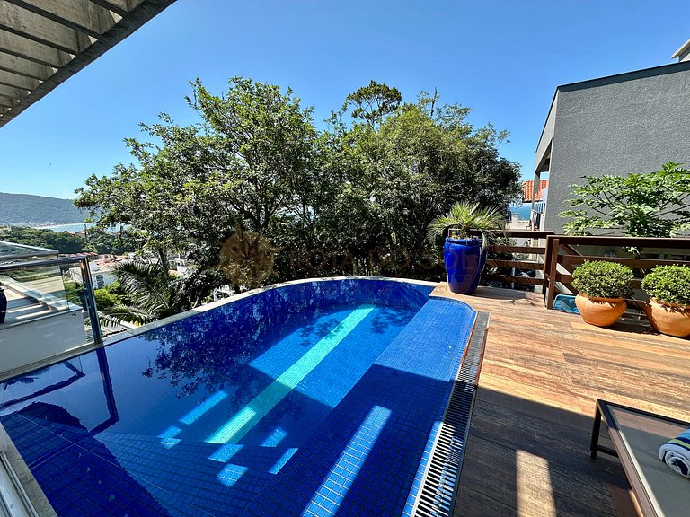 Casa com piscina e vista mar para alugar em Bombinhas.