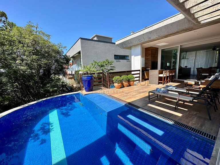 Casa com piscina e vista mar para alugar em Bombinhas.