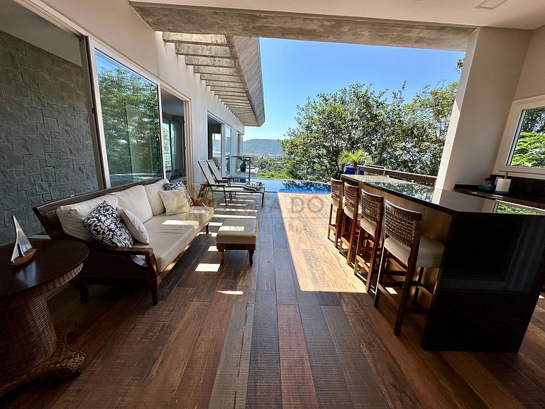 Casa com piscina e vista mar para alugar em Bombinhas.