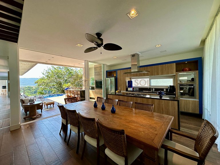 Casa com piscina e vista mar para alugar em Bombinhas.