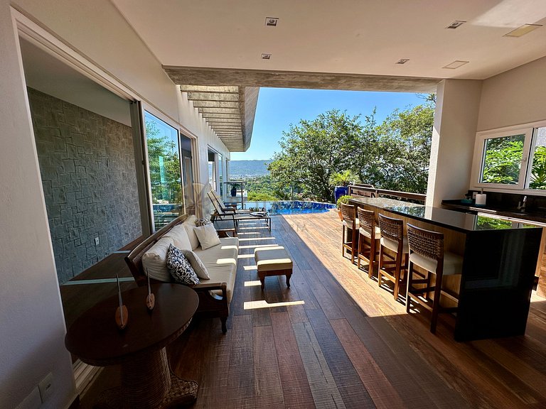 Casa com piscina e vista mar para alugar em Bombinhas.