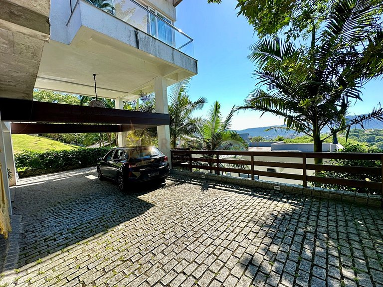 Casa com piscina e vista mar para alugar em Bombinhas.