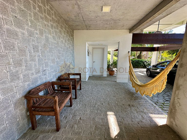 Casa com piscina e vista mar para alugar em Bombinhas.