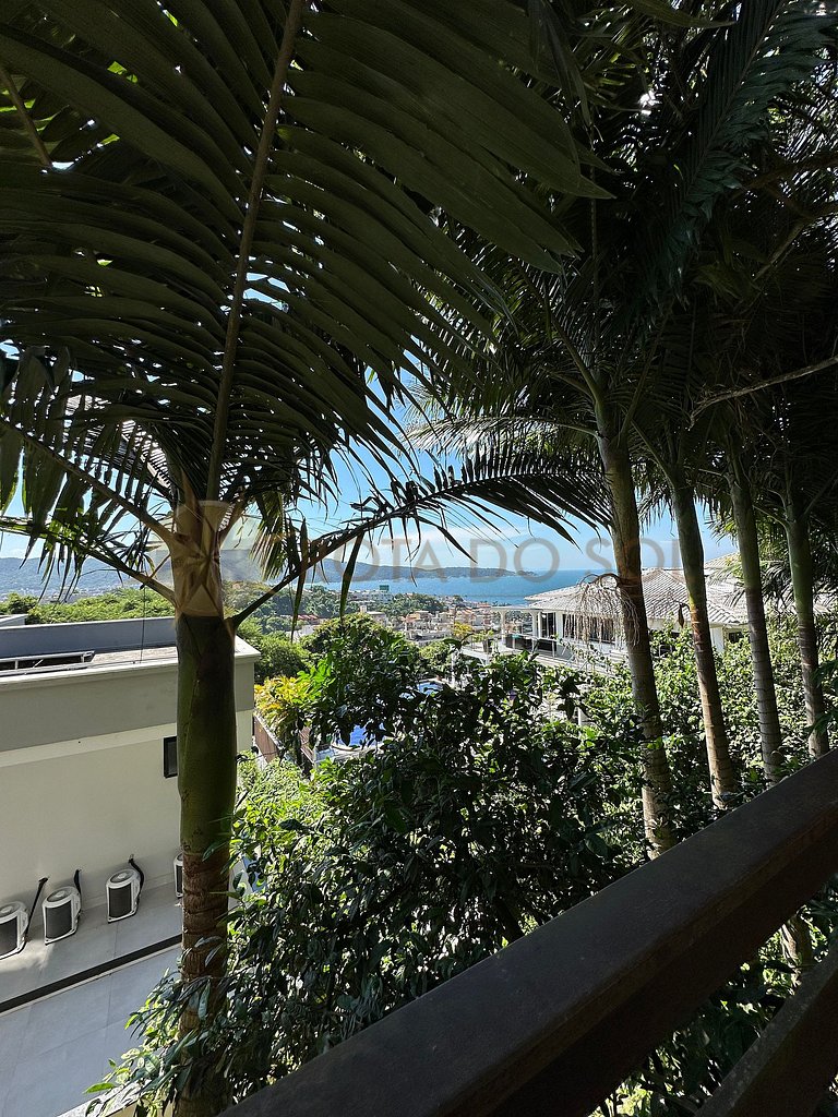 Casa com piscina e vista mar para alugar em Bombinhas.