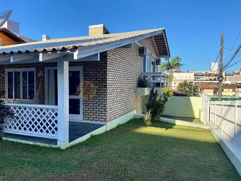 Casa para 10 pessoas no Centro de Bombinhas