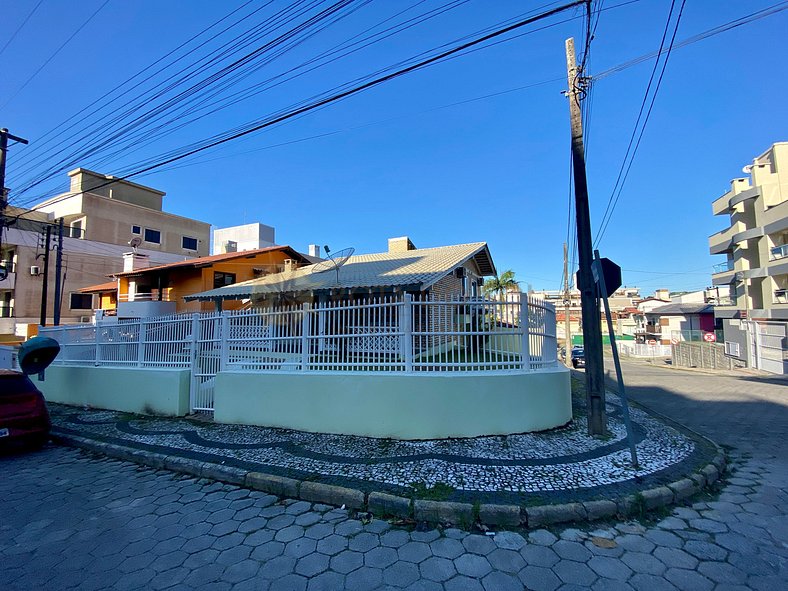 Casa para 10 pessoas no Centro de Bombinhas