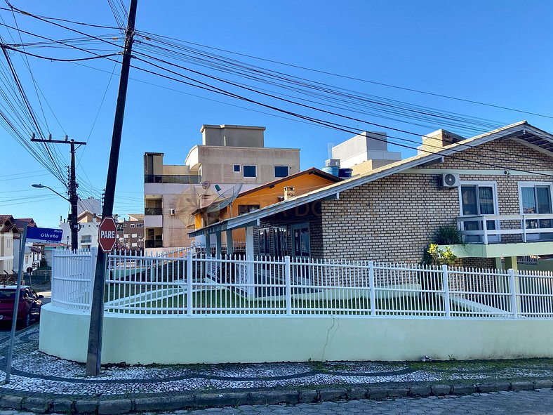 Casa para 10 pessoas no Centro de Bombinhas