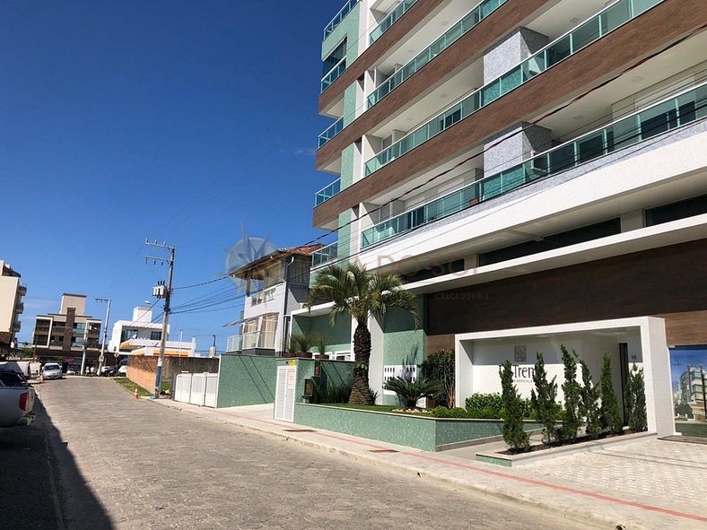 Lindo apartamento com sacada ampla, próximo ao mar em Bombas