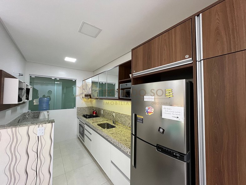 Lindo apartamento com sacada ampla, próximo ao mar em Bombas