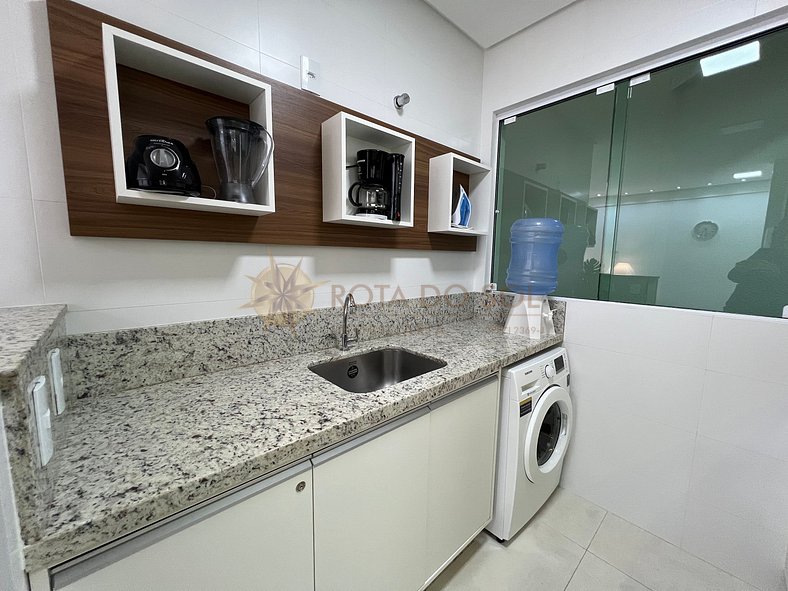 Lindo apartamento com sacada ampla, próximo ao mar em Bombas