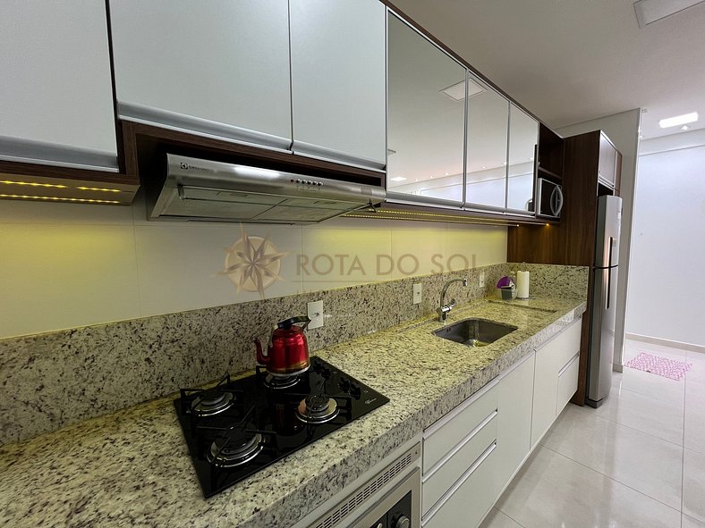 Lindo apartamento com sacada ampla, próximo ao mar em Bombas